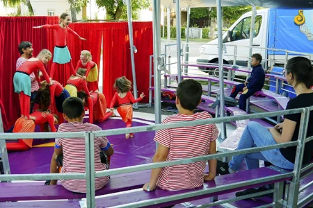 Kinder lernen Akrobatik Jonglage und Clownerie im Zirkusworkshop